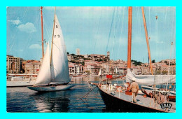 A805 / 359 06 - CANNES Un Coin Du Port Et Le Suquet ( Bateau ) - Cannes