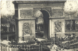 2 Cartes Photos Céremonie Arc De Triomphe 1919 - Triumphbogen