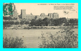 A817 / 551 84 - AVIGNON Palais Des Papes Vu Des Bords Du Rhone - Avignon