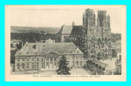 A821 / 101 54 - TOUL Illsutré Cathédrale Et Hotel De Ville - Toul