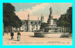 A824 / 533 58 - NEVERS Place De La République Et Palais Ducal - Nevers