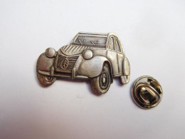 Superbe Pin's En Relief  , Auto Citroën 2 CV , 2CH , Argent , Verso Quadrillé - Citroën