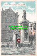 R498368 On Guard. Buckingham Palace. London Life Series. D. And D - Other & Unclassified