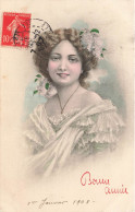 FETES - VOEUX - Nouvel An - Bonne Année - Femme Souriante - En Robe - Portant Un Collier-fleurs - Carte Postale Ancienne - Nouvel An