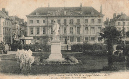 TOUR : L'ANCIEN HOTEL DE VILLE ET SQUARE RABELAIS - Tours