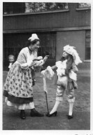 Photographie Photo Vintage Snapshot Carnival Carnaval Costume Déguisement  - Sonstige & Ohne Zuordnung