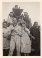 Photographie Photo Vintage Snapshot Famille Family Working Travail Eating Break - Anonyme Personen