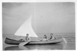 Photographie Photo Vintage Snapshot Barque Voilier Enfant Kid  - Orte