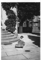 Photographie Photo Vintage Snapshot Enfant Kid Child Joue Play Car - Anonyme Personen