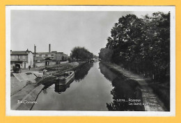 CPA ROANNE - Bords Du Canal  - Déchargement à La Papeterie - Péniche - Roanne