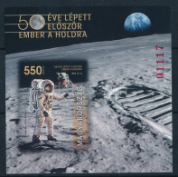 ** 2019 50 éve Lépett Először Ember A Holdra Vágott Blokk (8.000) - Other & Unclassified