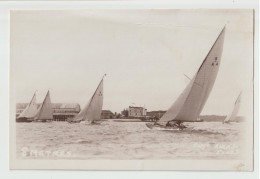 CARTE PHOTO KIRK COWES - COURSE DE VOILIERS DANS UN BASSIN - COURSE EN MER D' EMBARCATIONS DE 8 METRES - 2 SCANS - - Vela