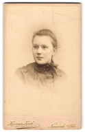 Fotografie Herman Koch, Neuwied A. Rh., Portrait Anna Forster Mit Halsschleife  - Anonyme Personen
