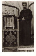 CARTE PHOTO - Un Homme à Côté D'une Thora  Dans Le Synagogue De Naplouse - Animé - Carte Postale - Fotografie