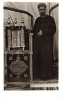 CARTE PHOTO - Un Homme à Côté D'une Thora  Dans Le Synagogue De Naplouse - Animé - Carte Postale - Fotografia