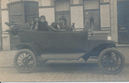 FOTOKAART.  FAMILIE MET HOND IN OUDE AUTO     FOTOKAART                                              ZIE AFBEELDINGEN - Passenger Cars