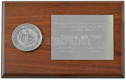 Amerikai Egyesült Államok ~1980. "Evangélikus Luteránus Egyház Amerikában" Ezüstözött Fém Emlékérem (62mm) Fatáblán (177 - Unclassified