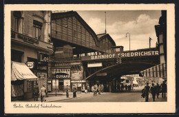 AK Berlin, Bahnhof Friedrichstrasse Mit Leuten  - Mitte