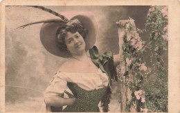 FANTAISIES - Femmes - Une Femme Souriante - En Robe - Fleurs - Colorisé - Carte Postale Ancienne - Femmes