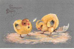 Pâques - N°85294 - Joyeuses Pâques - Poussins, Un Avec Un Brin De Blé Dans Le Bec - Carte Gaufrée - Pascua