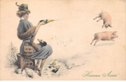 Animaux - N°85545 - Cochons - M.M. Vienne N°475 - Heureuse Année - Femme Visant ... Avec Des Bouteilles De Champagne - Cerdos
