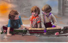 Jouets - N°85726 - Bonne Année - Enfants Jouant Avec Un Train éléctrique - Speelgoed & Spelen