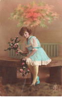 Enfants - N°85656 - Jeune Fille Avec Des Fleurs Assise Sur Une Table - Retratos