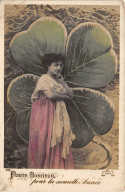 Fleurs - N°85668 - Porte-Bonheur Pour La Nouvelle Année - Jeune Femme Devant Un Trèfle - Flowers