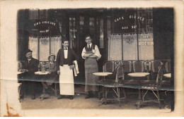 75 - N°85873 - PARIS - Serveurs Sur Le Pas De Porte D'un Café - Carte Photo à Localiser, Pliée Vendue En L'état - Pubs, Hotels, Restaurants