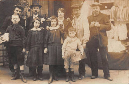 60 - N°87065 - BEAUVAIS - Hommes, Une Femme Et Des Enfants Devant Un Commerce De Vêtements - Carte Photo - Beauvais