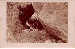 77 - N°87154 - FONTAINEBLEAU - Hommes Pique-niquant  à L'abri Sous Des Pierres - Carte Photo - Fontainebleau