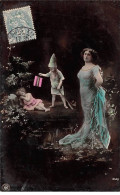 Fantaisie - N°86772 - Surréalisme -Femme Portant Une Robe Bleue, Près D'enfants, L'un Dormant Et L'autre Déguisé En Nain - Women