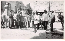 Agriculture - N°86640 - Hommes Et Femmes En Tenue Régionales, Vaches - Carte Photo à Localiser - Crías