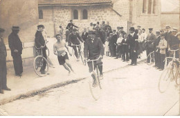 Sports - N°86657 - Course à Pied - Paris ??? - Courses à Pied Et Hommes En Vélos - Carte Photo - Other & Unclassified
