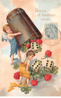 Anges - N°86587 - Bonne Et Heureuse Année - Anges Lançant Des Dés, Et Des Trèfles - Carte Gaufrée - Engelen