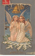 Anges - N°86586 - Joyeux Noël - Anges Priant Sous Des Cloches - Carte Gaufrée - Angels