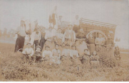 Agriculture - N°86638 - Groupe Devant Un Attelage Au Milieu D'un Champ - Carte Photo - Equipos