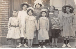 80 - N°87196 - AULT ONIVAL - Jeune Filles Et Une Femme Devant Une Maison - Carte Photo - Ault