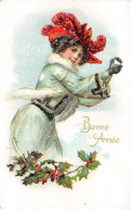 Nouvel An - N°86616 - Bonne Année - Jeune Femme Sous La Neige Faisant Une Boule De Neige - Carte Gaufrée - New Year