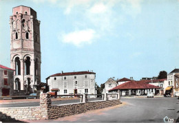 86 - SAN62252 - CHARROUX - La Place St Pierre - Tour Charlemagne - Anciennes Halles - Combier - CPSM 10x15 Cm - Charroux