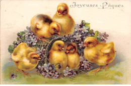 Pâques - N°87447 - Joyeuses Pâques - Poussins Dans Un Panier De Violettes  - Carte Gaufrée - Pascua