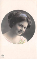 Fillette - N°87436 - Genre Grete Reinwald Avec Un Ruban Mauve Dans Un Médaillon - ELD - Portraits