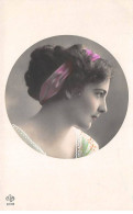 Fillette - N°87433 - Genre Grete Reinwald Avec Un Ruban Rose Dans Un Médaillon - ELD - Portraits