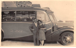 Automobile - N°87936 - Couple Devant Un Bus De Tourisme - Carte Photo - Bus & Autocars