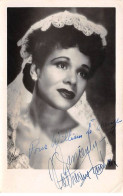 Artiste - N°86831 - Actrice Portant Un Voile - Carte Avec Autographe, Pliée Vendue En L'état - Entertainers