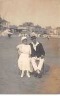 85 - N°88103 - LES SABLES D'OLONNE - Couple Assis Sur Une Petite Banquette Sur La Plage - Carte Photo - Sables D'Olonne