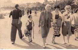 83 - N°88108 - SANARY-SUR-MER - Promeneurs Marchant Sur La Croisette, Une Fillette Portant Un Seau - Sanary-sur-Mer