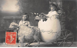 Pâques - N°87451 - Joyeuses Pâques - Enfants, L'un Dans Un Oeuf Et L'autre Près D'un Mouton - Ostern