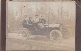 Automobile - N°87943 - Famille Dans Une Voiture Dans Une Forêt - Carte Photo, Pliée Vendue En L'état - Toerisme