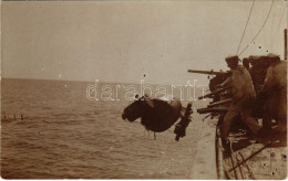 * T1/T2 1915 SMS BLITZ Osztrák-Magyar Monarchia Komet-osztályú Torpedóhajója (őrhajója) Matrózai Aknadobás Közben / K.u. - Ohne Zuordnung